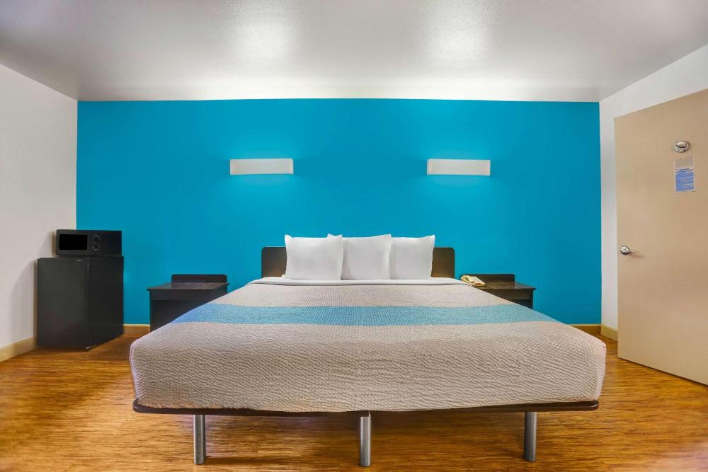 King Room - Non-Smoking interior
